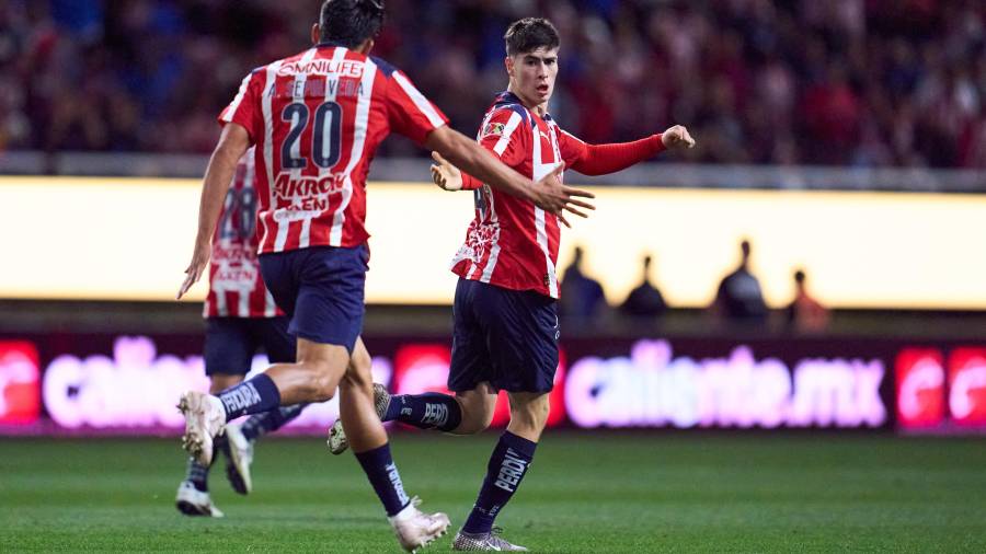 Armando “Hormiga” González firmó doblete y rescató para Chivas un empate 2-2 ante Pumas en Guadalajara, resultado con el que el Rebaño se mantuvo como líder del Clausura 2026.