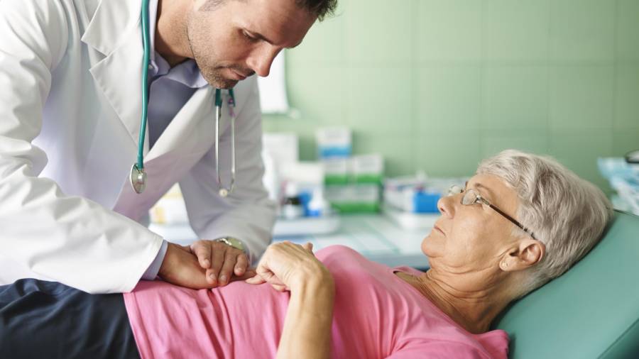 La hepatitis B se transmite por contacto con sangre de personas infectadas y a través de las relaciones sexuales. Además, una madre infectada puede transmitirle el virus a su bebé durante el embarazo o el parto.