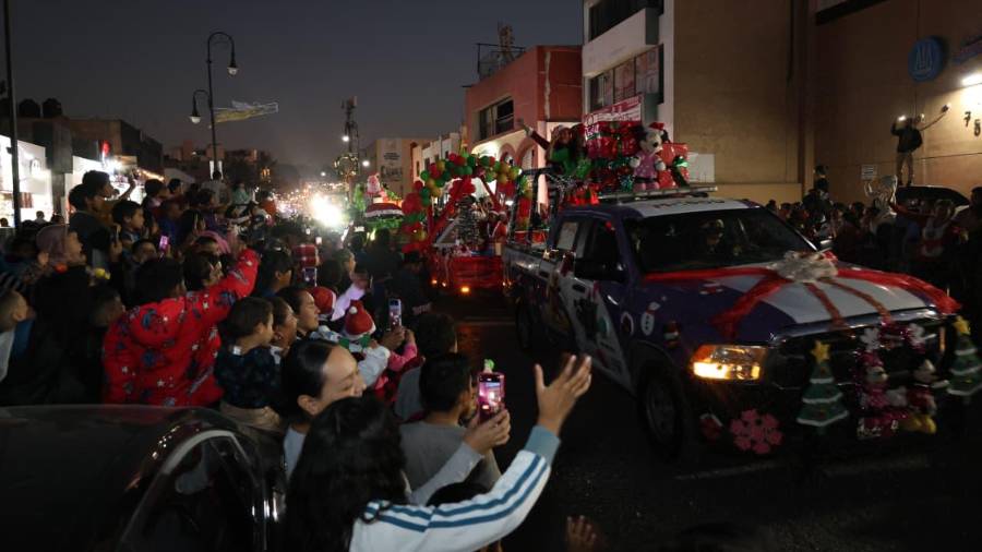 Participaron alrededor de 40 carros alegóricos y más de 200 personas caracterizadas.