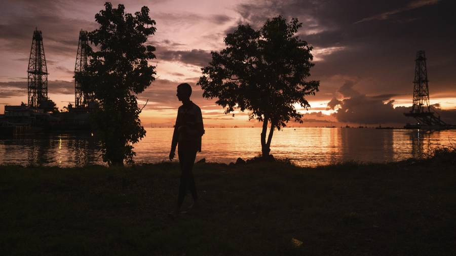 Plataformas de perforación petrolera junto al lago de Maracaibo en Cabimas, Venezuela, un país que posee alrededor del 17 % de las reservas mundiales de petróleo conocidas, casi cuatro veces la cantidad de EU