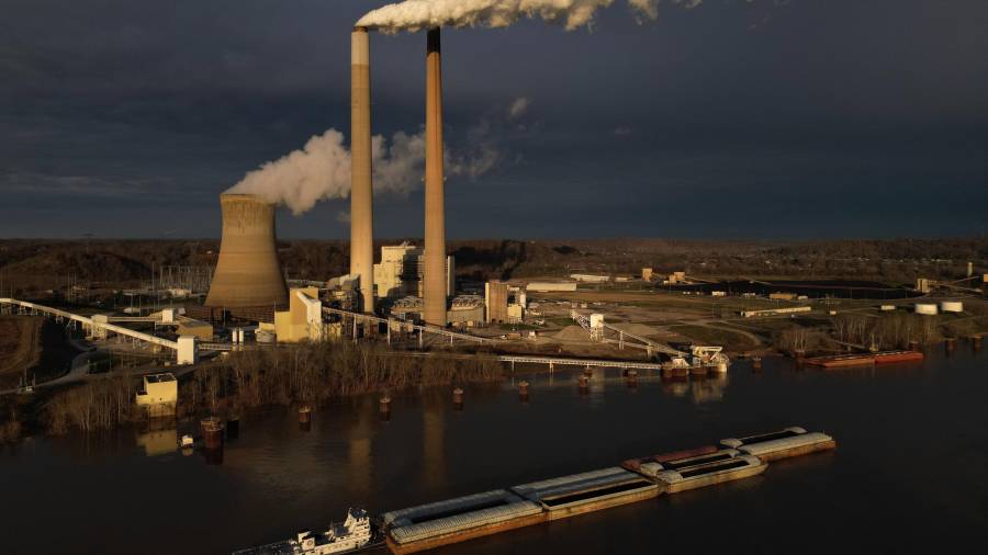 Barcazas cargadas de carbón navegan por el río Ohio, pasando junto a la central eléctrica de carbón Mountaineer, cerca de New Haven, Virginia Occidental.