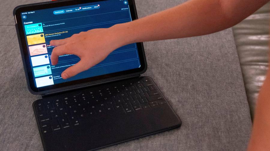 El hijo de LuAnn Oliver demuestra cómo usa un iPad para sus clases en una reunión en la que un grupo de padres de alumnos analizaron formas de oponerse al tiempo en pantalla en las escuelas de sus hijos en Arlington, Virginia.