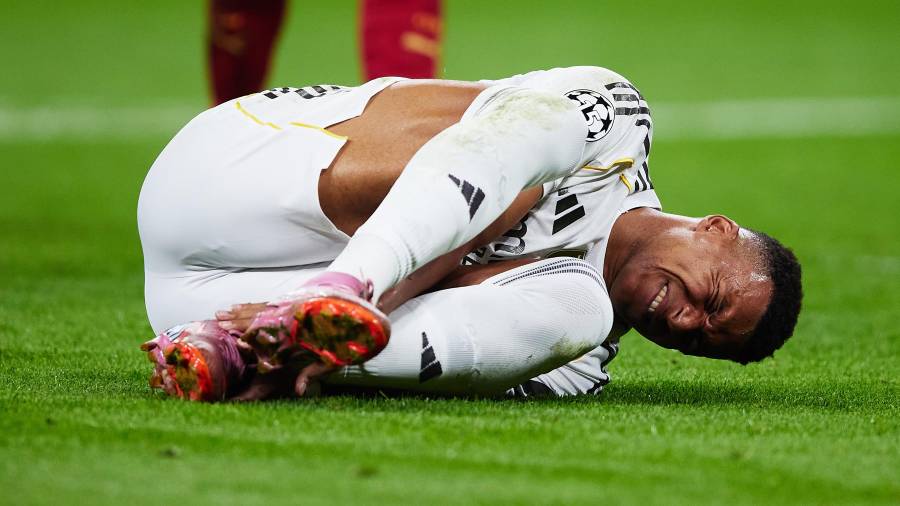 Kylian Mbappé no podrá disputar la Supercopa de España con el Real Madrid tras confirmarse su lesión en la rodilla izquierda.