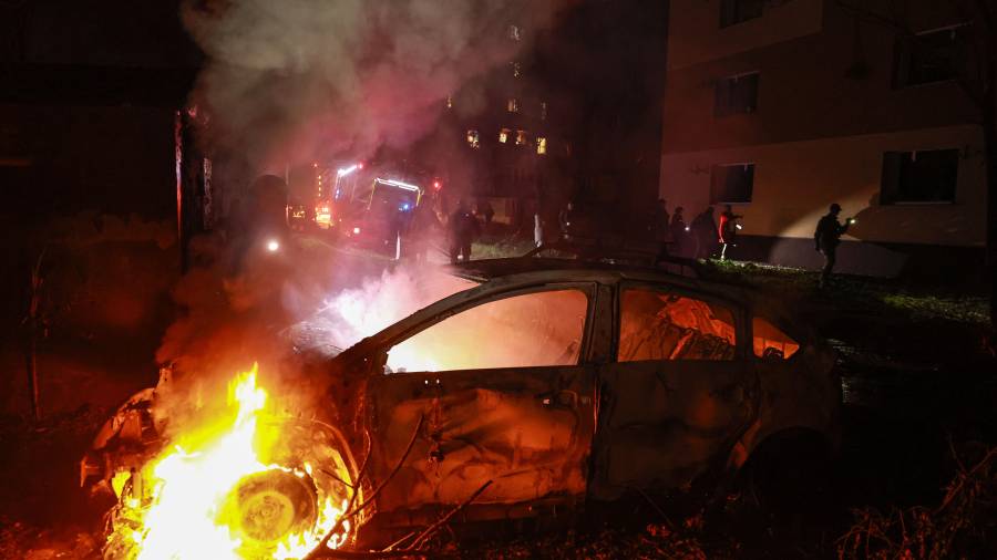 Un auto arde tras un ataque aéreo ruso en un barrio residencial de Zaporiyia, Ucrania, el sábado 17 de octubre de 2026.