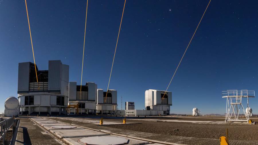Esta foto, tomada con una larga exposición y publicada por el Observatorio Europeo Austral (ESO) el 10 de noviembre de 2025, muestra cuatro láseres en el Observatorio Paranal de la ESO, cada uno lanzado desde uno de los cuatro telescopios de ocho metros en el lugar de Taltal, Chile. (A. Berdeu/Observatorio Europeo Austral vía AP)