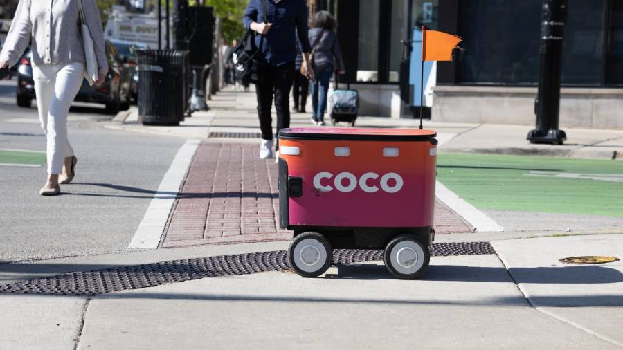 Un robot de reparto de Coco se encuentra en el barrio Lakeview de Chicago el 22 de abril de 2026.