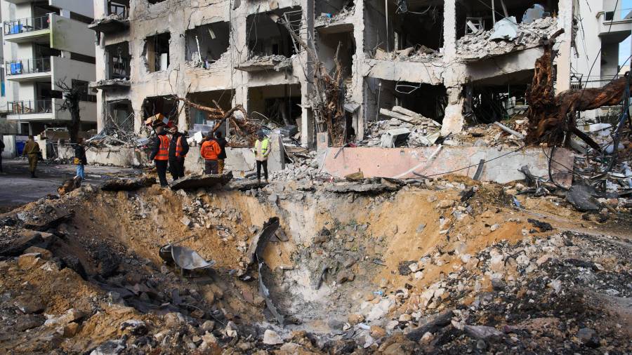 Trabajadores de rescate y personal militar observan el lugar donde impactó un misil iraní en Tel Aviv, Israel, el domingo 1 de marzo de 2026.