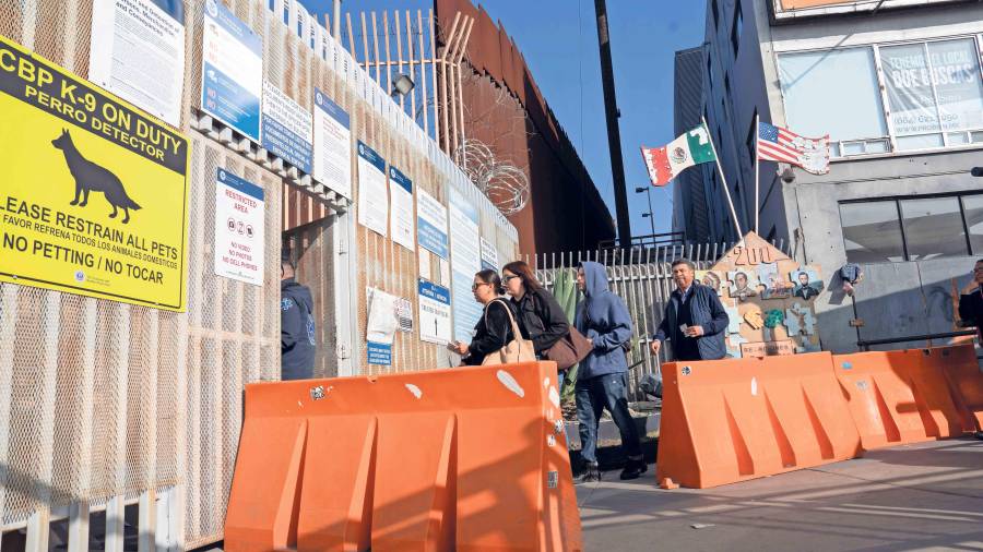 Paisanos iniciaron su retorno a México para las fiestas decembrinas en medio del creciente acoso, redadas y deportaciones contra migrantes impulsadas por el presidente Donald Trump en Estados Unidos, pero también ante la violencia en carreteras y poblaciones mexicanas, sumado a las extorsiones de autoridades de los tres niveles de gobierno.