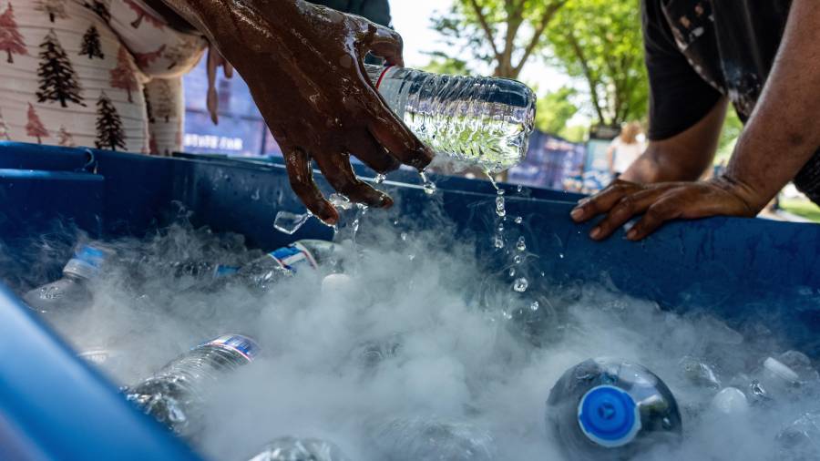 El clima ha llevado a algunas comunidades a cancelar, posponer o modificar sus planes para este fin de semana