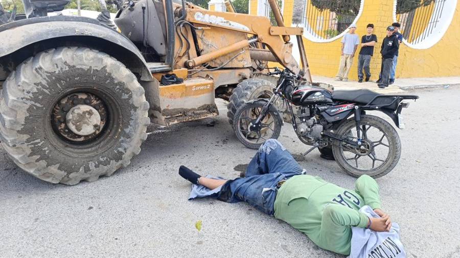 La máquina trascabo fue asegurada por Tránsito Municipal para deslindar responsabilidades.