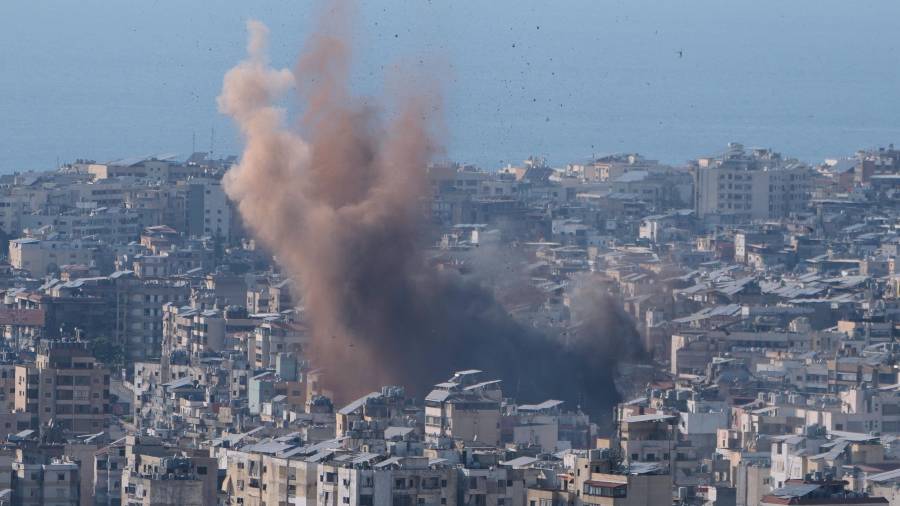 Más de mil mexicanos han salido vía terrestre de zonas de riesgo, informó el gobierno federal.