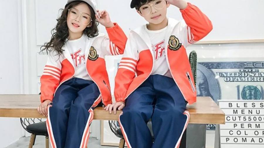 Crean un uniforme que avisa cuando no entras a clase