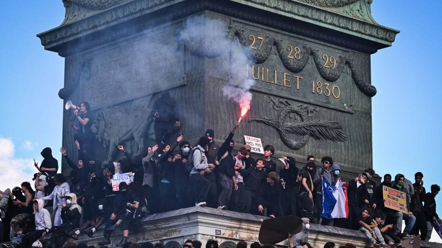 La contratación masiva de profesores, reducir el número de alumnos en las aulas, revisar la plataforma de acceso a la universidad o mejorar las instalaciones son algunas de las reivindicaciones que exigen los estudiantes franceses.