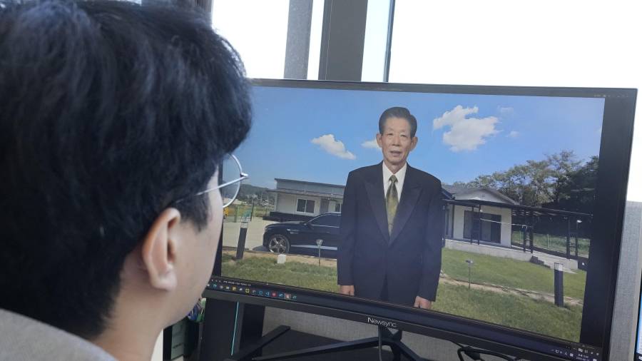 Lee Geon Hui mira la pantalla de una computadora mientras un video muestra una imagen digital de su difunto abuelo hablando en la empresa tecnológica Vaice, en Seúl, Corea del Sur.
