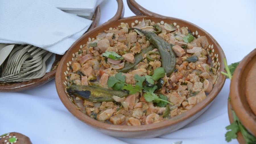 Algunas carnicerías venden el paquete de carnes y embutidos para cocinarla en casa con precios de entre 350 y hasta 500 pesos, asegurando que el paquete incluye la porción adecuada de cada ingrediente.