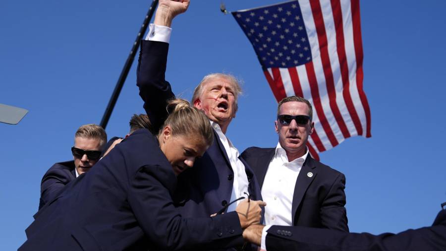 El entonces candidato republicano a la presidencia Donald Trump es protegido por agentes del Servicio Secreto en un atentado en su contra durante un acto de campaña el 13 de julio de 2024, en Butler, Pensilvania. Trump. FOTO: