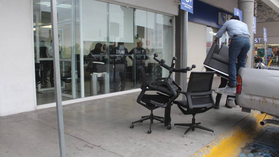 Computadoras y mobiliario fueron retirados de la sucursal.