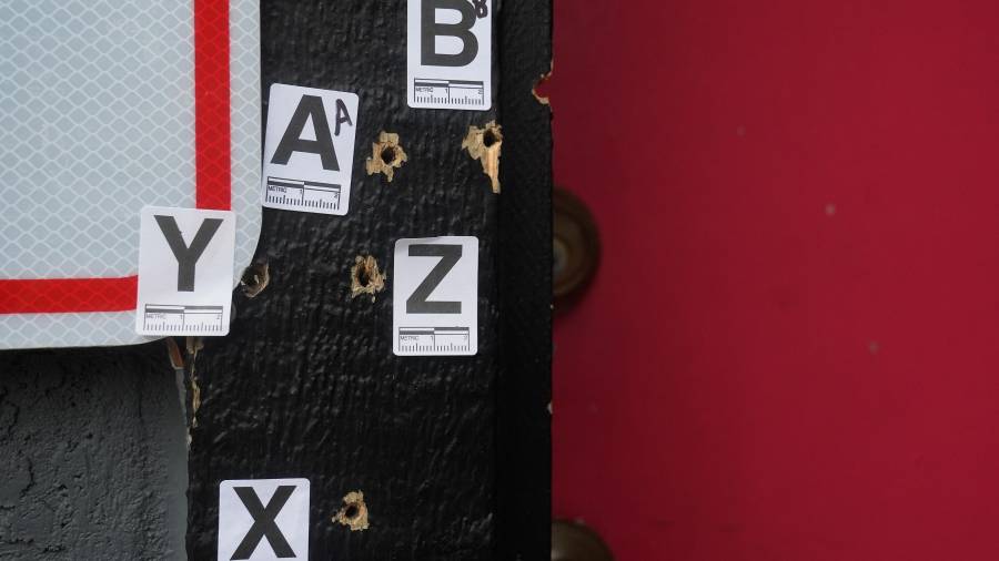 Agujeros de bala se ven en el lugar donde se produjo un tiroteo masivo en un salón de banquetes en Stockton, California, Estados Unidos, el lunes 1 de diciembre 2025.