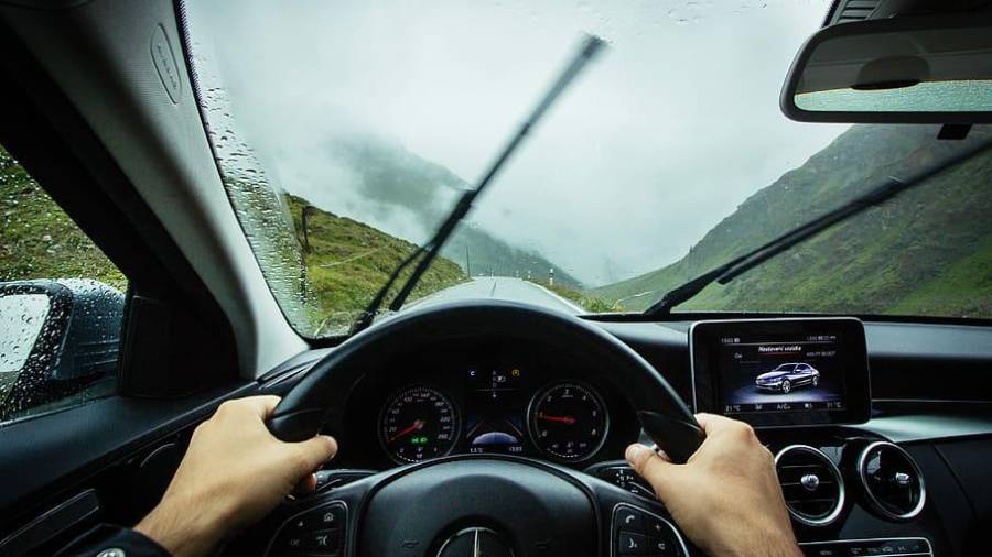Además del clima y las condiciones del pavimento, el relieve urbano y la velocidad afectan directamente la capacidad de respuesta de quienes conducen.