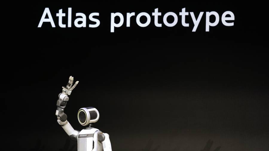 Un robot Atlas sobre el escenario durante una conferencia de prensa de Hyundai y Boston Dynamics previa a la feria tecnológica CES, en Las Vegas. (AP Foto/Abbie Parr)