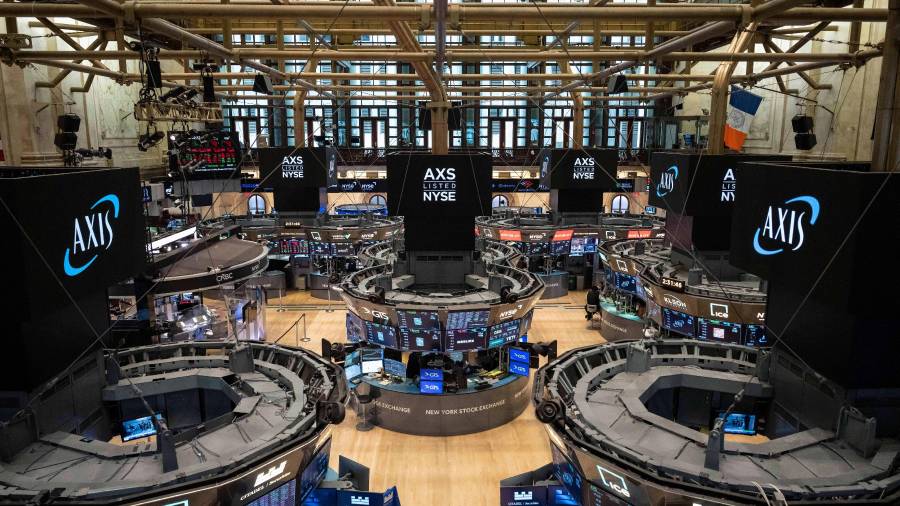 Una vista general muestra la sala de operaciones de la Bolsa de Nueva York, el viernes 16 de octubre de 2026, en Nueva York.