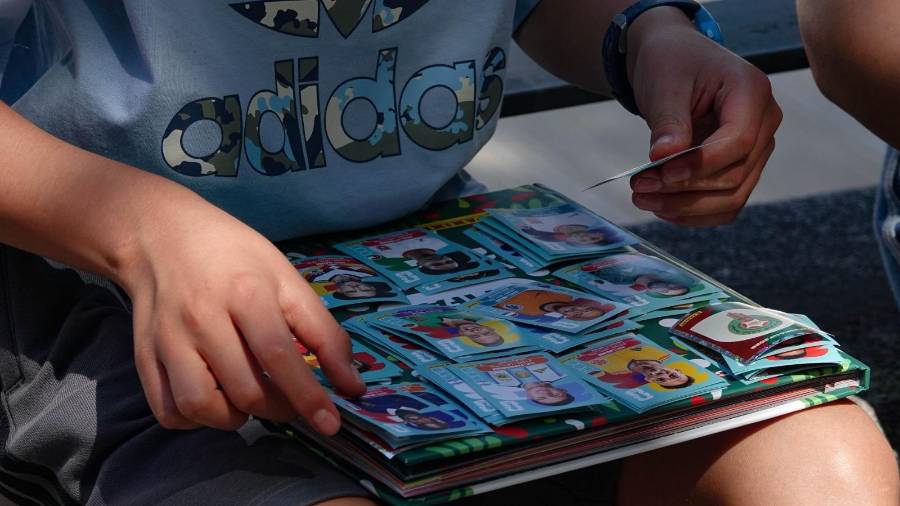 De acuerdo con la estimación, una persona necesitaría comprar alrededor de 180 sobres para tener suficientes estampas y repetidas que permitan completar el álbum mediante intercambios.