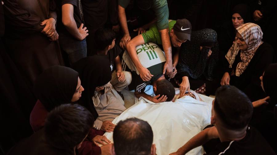 Palestinos lloran sobre el cuerpo de Izz al-Din Barhoum, de 22 años, un miliciano de la Yihad Islámica que murió por ataques israelíes, en su funeral en el Hospital Nasser de Jan Yunis, Franja de Gaza.