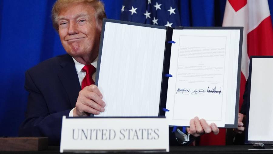 Donald Trump muestra el documento tras firmar un acuerdo de seguridad con la primera ministra de Dinamarca, Mette Frederiksen, y el primer ministro de Groenlandia, Jens-Frederik Nielsen en la ONU.