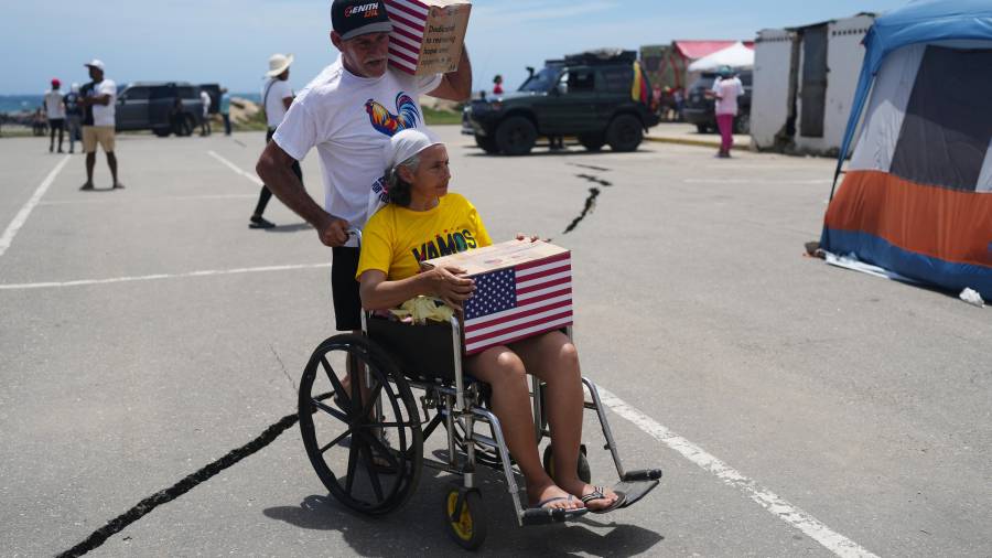 Personas afectadas por los sismos llevan ayuda humanitaria proveniente de Estados Unidos en La Guaira, Venezuela, el 8 de julio del 2026.
