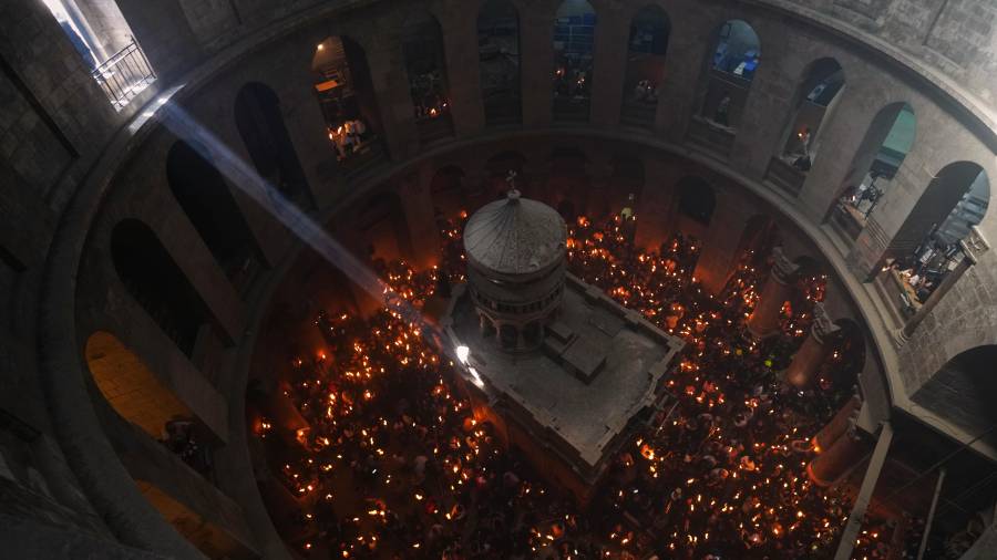 Peregrinos cristianos ortodoxos sostienen velas durante la ceremonia del Fuego Sagrado en la Iglesia del Santo Sepulcro, el sábado 11 de abril de 2026, en la Ciudad Vieja de Jerusalén.