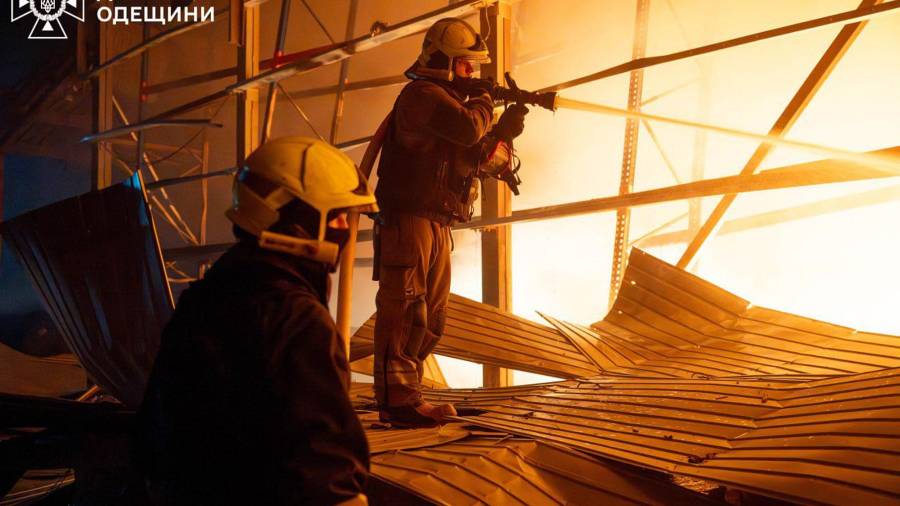El bombardeo de al menos cinco regiones de Ucrania incluyó un número récord de 32 misiles balísticos y tuvo como objetivo específico la red eléctrica, señaló Zelenskyy. FOTO: