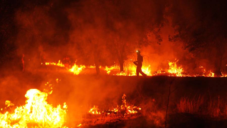 Bomberos utilizan quemas controladas para detener un incendio que sigue expandiéndose cerca de Cebreros, Ávila, España, el martes 28 de julio de 2026.