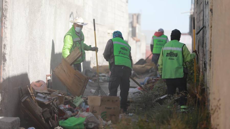 Brigadas del programa “Aquí Andamos” realizaron limpieza profunda en callejones del fraccionamiento Mirasierra y la colonia Vicente Guerrero.