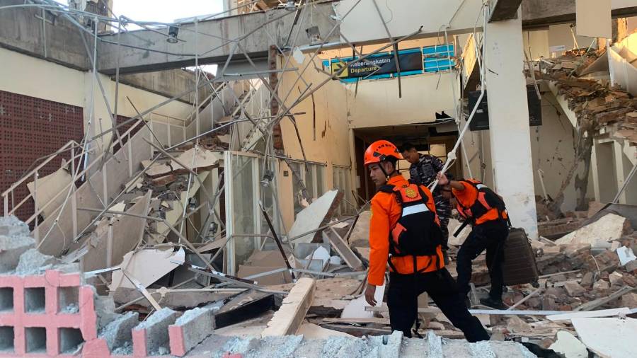 Más de 900 viviendas quedaron destruidas y otras 450 resultaron dañadas en la provincia de Nusa Tenggara Oriental, lo que obligó a unas 5 mil personas a refugiarse en albergues temporales.