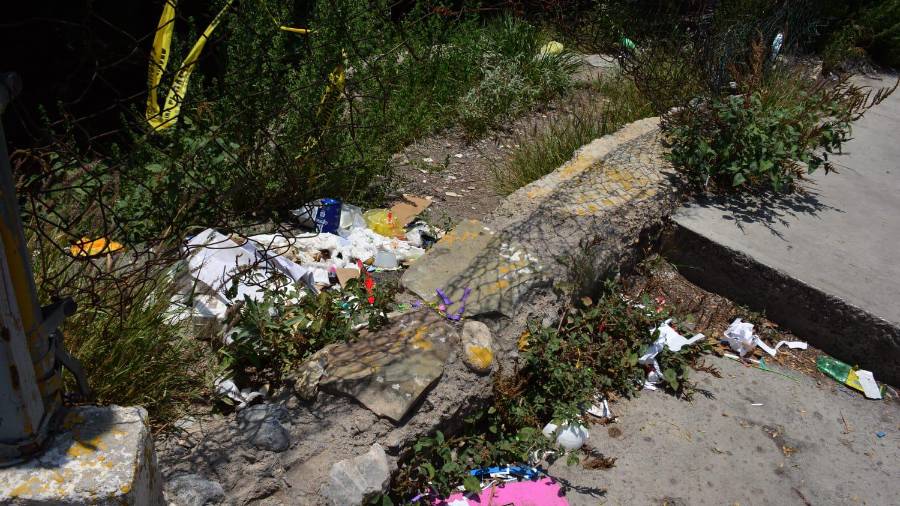 Frente al Tecnológico de Saltillo también se observaron tramos de malla deteriorada, rejas abiertas y acumulación de basura en el área del arroyo.