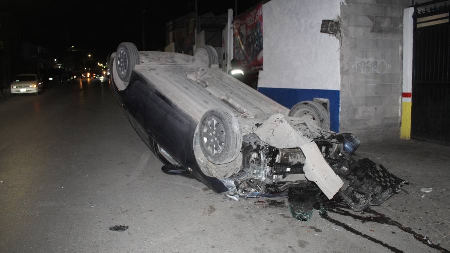 El automóvil, terminó volcado tras el impacto contra un taller y otro coche que permanecía estacionado.