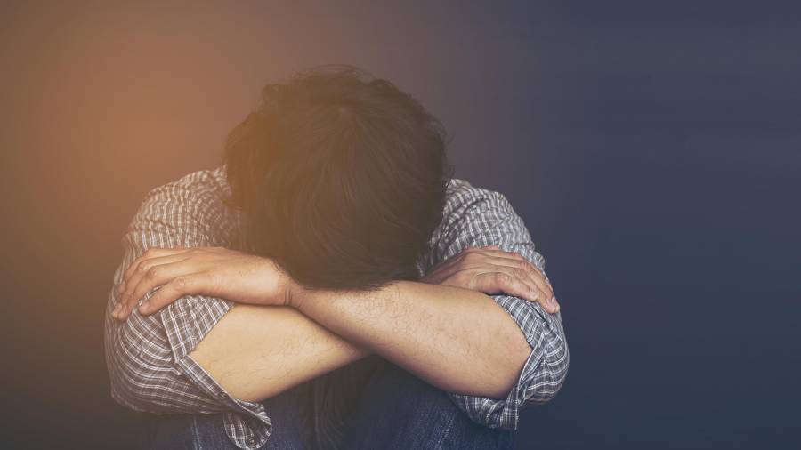 Factores como traumas infantiles, predisposiciones genéticas, insomnio y condiciones médicas no tratadas (como ansiedad o problemas tiroideos) pueden reducir la efectividad de los medicamentos convencionales.
