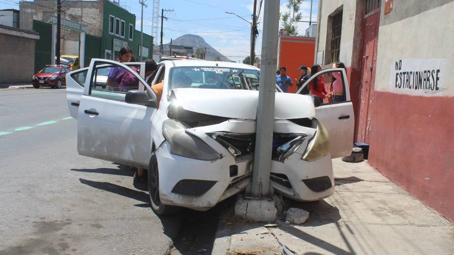 Una médica que transitaba por el sector intervino de inmediato para auxiliar al joven conductor, brindándole atención mientras llegaban los cuerpos de emergencia al sitio del percance.