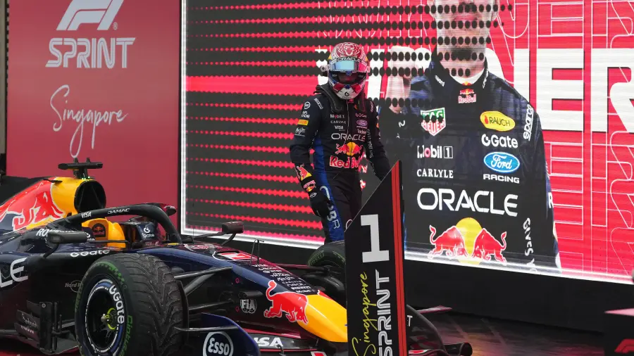 Max Verstappen buscará coronar un fin de semana perfecto en Singapur, mientras Checo Pérez intentará remontar posiciones con Cadillac tras abandonar la Sprint.