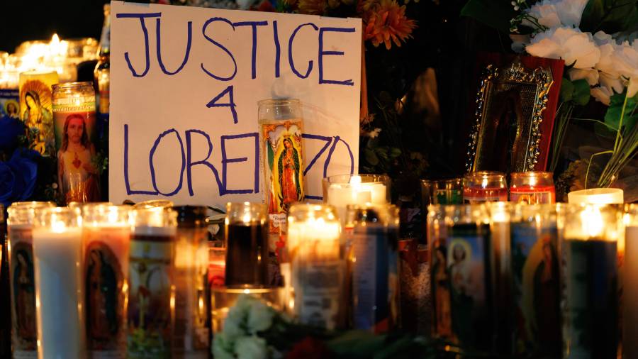 Velas encendidas durante una vigila en honor de Lorenzo Salgado Araujo, un mexicano abatido a tiros el día anterior por un agente de inmigración, el miércoles 8 de julio de 2026, en Houston. (AP Foto/Mark Felix)