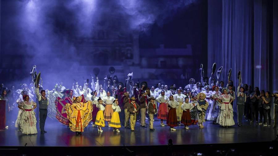 Celebran gala del Ballet Folklórico Xochipitzahuatl del Colegio Nicolás Bravo de Saltillo