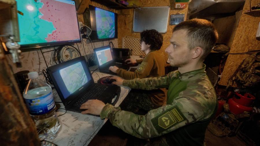 Efectivos de la brigada Khartia de Ucrania comprueban una vista aérea tomada por un dron en el centro de mando de la región de Járkiv, Ucrania.