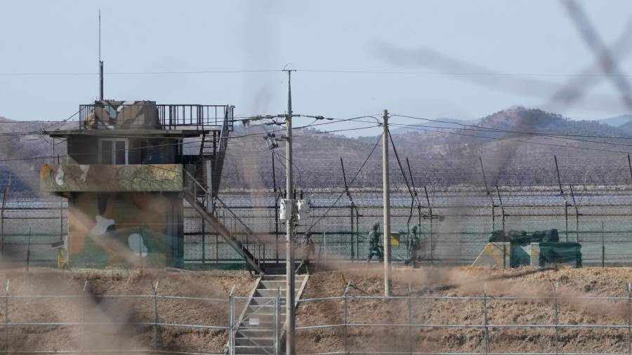 Soldados surcoreanos patrullan junto a la frontera en Paju, Corea del Sur, cerca de la frontera con Corea del Norte, el 18 de febrero de 2025.