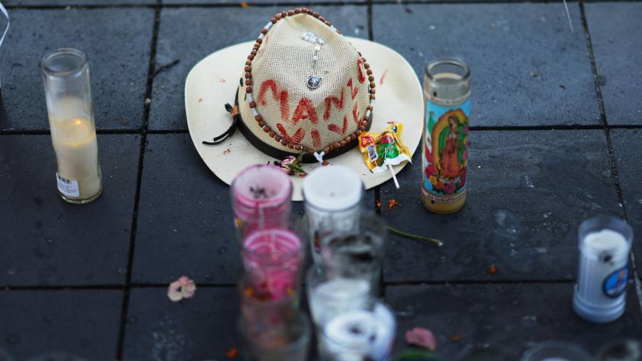 Un altar honra al alcalde asesinado Carlos Manzo en Uruapan, en el estado de Michoacán, México, el viernes 21 de noviembre, 2025.