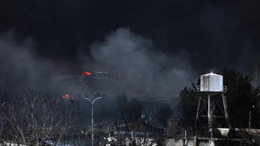 Vista del humo que sale de una refinería atacada por Estados Unidos e Israel en Teherán, Irán, el 8 de marzo de 2026.