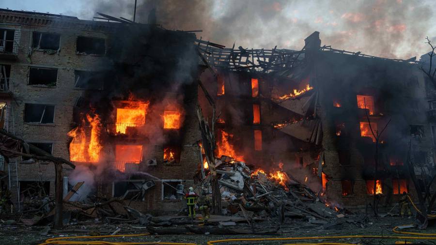 Rescatistas tratan de extinguir un incendio en un edificio residencial tras un ataque ruso en Kiev, Ucrania, el domingo 24 de mayo de 2026.