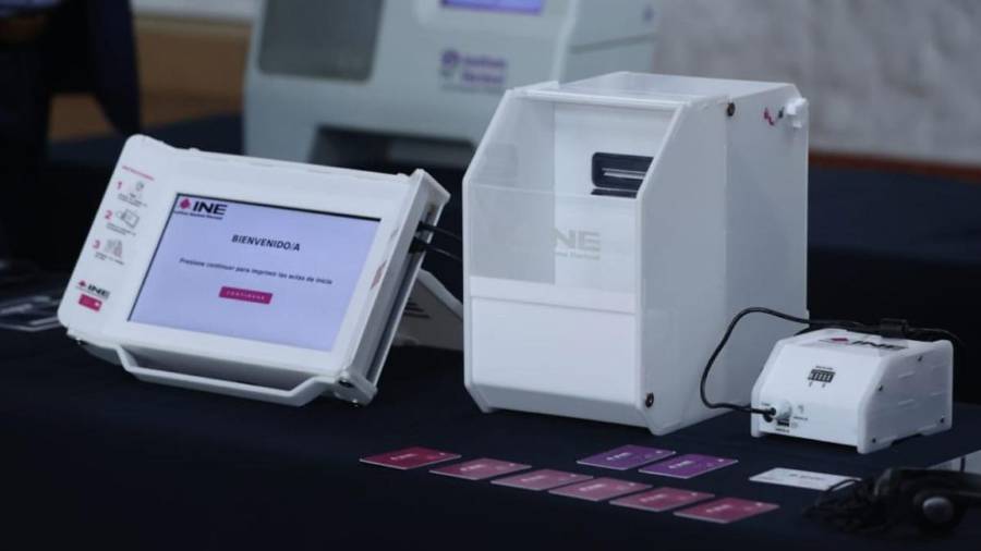 El INE aprobó el uso de urnas electrónicas en casillas especiales de Coahuila en 2026 como parte de una prueba piloto orientada a agilizar el voto, reducir el uso de papel y evaluar la digitalización electoral en México.