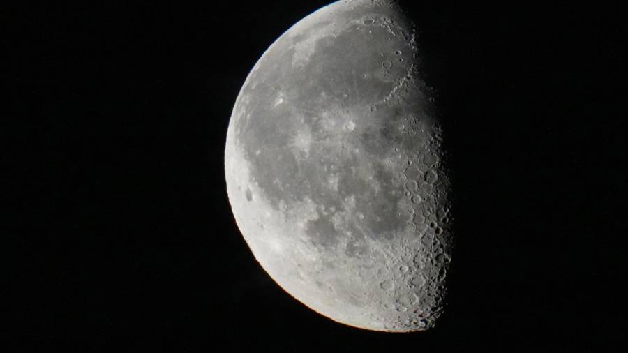 La Luna en cuarto menguante se observa en el cielo nocturno sobre Tallin, la capital de Estonia, el martes 4 de agosto de 2026.