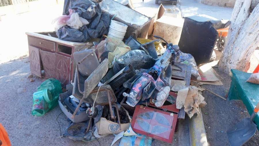 La acumulación de basura obstruye drenajes y representa un riesgo para la salud pública.