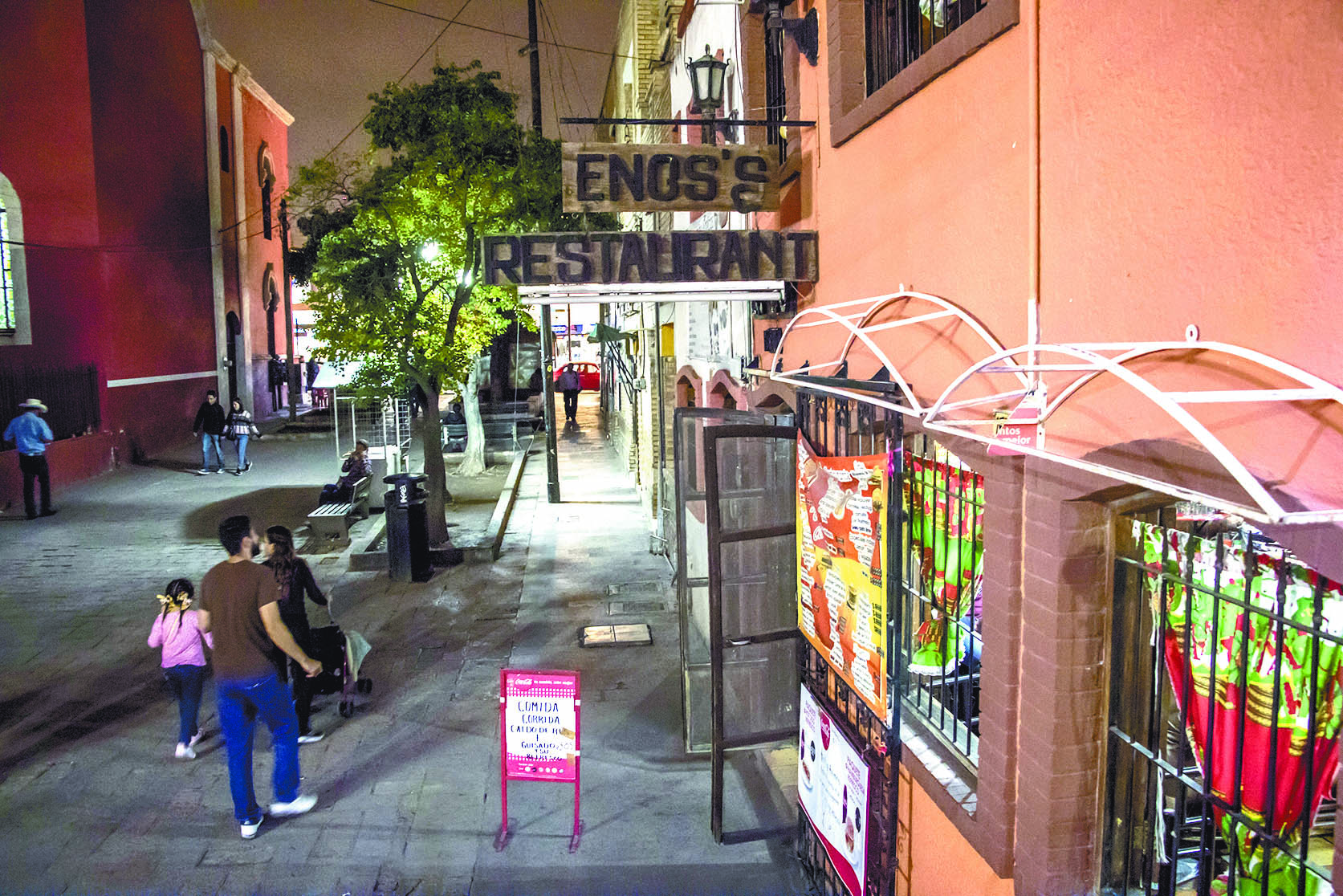 Enos's, con la puerta y cocina abiertas